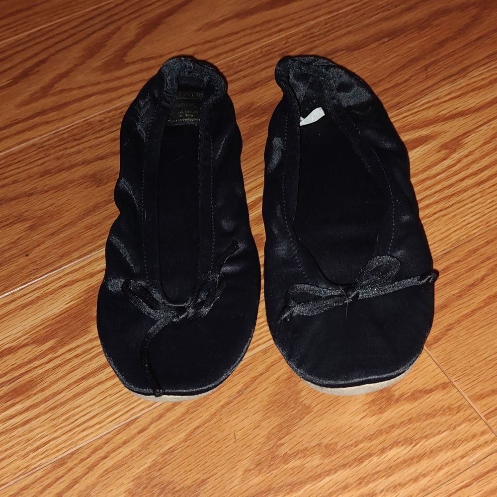 Isotoner Black Ballet Flat Slippers  Sz M  6.5-7.5